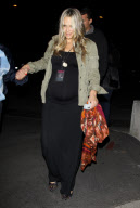 Pregnant Molly Sims appears in pain at the Coldplay concert Part 2