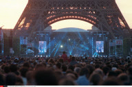PARIS: CONCERT JOHNNY HALLYDAY AU PIED DE LA TOUR EIFFEL FETE SES 40 ANS DE CARRIERE