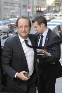François Hollande le dernier samedi avant la passation de pouvoir arrive à son domicile parisien
