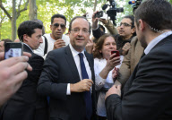 François Hollande le dernier samedi avant la passation de pouvoir à l'Elysée est avec ses supporters devant son QG