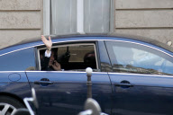 Nicolas Sarkozy goes to handover of power ceremony