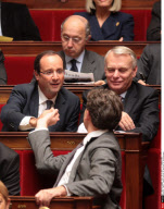 PARIS : Weekly session of questions to the government