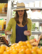 Jessica Alba Grocery Shopping In Beverly Hills