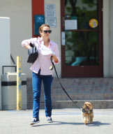 Natalie Portman Stops by a Pet Hospital Before Lunch