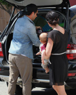 Paparazzo Helps Selma Blair Load Her Baby Stroller into her Car