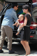 Paparazzo Helps Selma Blair Load Her Baby Stroller into her Car