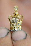 Juwelier fertigt MiniaturKrone zum Thronjubiläum der britischen Königin
