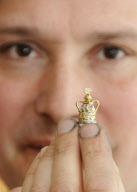 Juwelier fertigt MiniaturKrone zum Thronjubiläum der britischen Königin