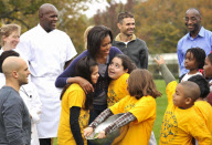 (5)US-WHITE HOUSE GARDEN- MICHELLE OBAMA-HARVEST