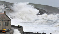Sturm  im Hafen von Porthleven