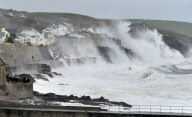 Sturm  im Hafen von Porthleven