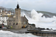 Sturm  im Hafen von Porthleven
