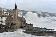 Sturm  im Hafen von Porthleven