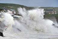 Sturm  im Hafen von Porthleven