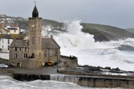 Sturm  im Hafen von Porthleven