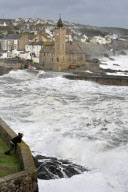 Sturm  im Hafen von Porthleven