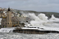 Sturm  im Hafen von Porthleven