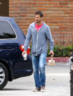Brooke Burke and David Charvet Pack the Car with Groceries