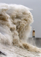 Gewaltige Brecher schlagen gegen den Leuchtturm von Porthcawl an der Küste von South Wales