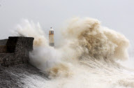 Gewaltige Brecher schlagen gegen den Leuchtturm von Porthcawl an der Küste von South Wales