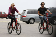 *EXCLUSIVE* Daryl Hannah : Malibu bike ride