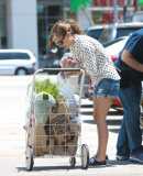 Natalie Portman Shops for Groceries with Her Father