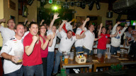 Englische Fans feiern den 1:0 Sieg in Bristol