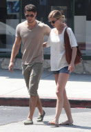 EXCLUSIVE... Exclusive: Emily VanCamp And Josh Bowman Share A Kiss After Brunch