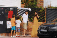 Los fans decoran la casa de Iker Casillas y Sara en Madrid.