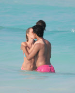 GIOVANI DOS SANTOS ENJOY VACATIONS IN CANCUN BEACHES WITH HIS GIRLFRIEND