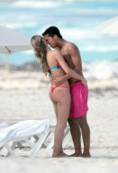 GIOVANI DOS SANTOS ENJOY VACATIONS IN CANCUN BEACHES WITH HIS GIRLFRIEND