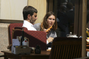 Marc Jacobs macht eine Zigarettenpause vor dem Hotel Adlon in Berlin
