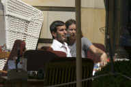 Marc Jacobs macht eine Zigarettenpause vor dem Hotel Adlon in Berlin