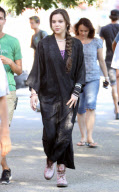Hailee Steinfeld on set