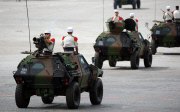 Hollande presides over Bastille Day parade 