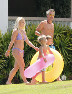 Britney Spears &amp; Her Family Head To The Beach! NO INTERNET USE W/O PRIOR AGREEMENT