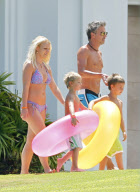 Semi-Exclusive... Britney Spears &amp; Her Family Head To The Beach! NO INTERNET USE W/O PRIOR AGREEMENT