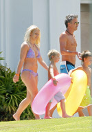 Semi-Exclusive... Britney Spears &amp; Her Family Head To The Beach! NO INTERNET USE W/O PRIOR AGREEMENT
