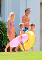Britney Spears &amp; Her Family Head To The Beach! NO INTERNET USE W/O PRIOR AGREEMENT