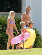 Britney Spears &amp; Her Family Head To The Beach! NO INTERNET USE W/O PRIOR AGREEMENT