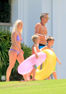 Semi-Exclusive... Britney Spears &amp; Her Family Head To The Beach! NO INTERNET USE W/O PRIOR AGREEMENT