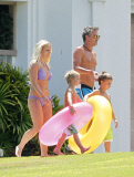 Semi-Exclusive... Britney Spears &amp; Her Family Head To The Beach! NO INTERNET USE W/O PRIOR AGREEMENT