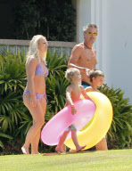 Britney Spears &amp; Her Family Head To The Beach! NO INTERNET USE W/O PRIOR AGREEMENT