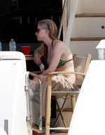 EXCLUSIVE-Avril Lavigne shows off her No bikini ready body in Mexico