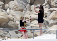 EXCLUSIVE-Avril Lavigne shows off her No bikini ready body in Mexico