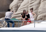 EXCLUSIVE-Avril Lavigne shows off her No bikini ready body in Mexico