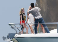 EXCLUSIVE-Avril Lavigne shows off her No bikini ready body in Mexico
