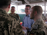 Verteidigungsminister Thomas de Maiziere besucht deutsche ISAF-Soldaten in Kabul