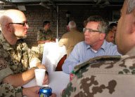 Verteidigungsminister Thomas de Maiziere besucht deutsche ISAF-Soldaten in Kabul