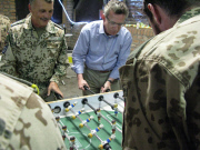 Verteidigungsminister Thomas de Maiziere besucht deutsche ISAF-Soldaten in Kabul